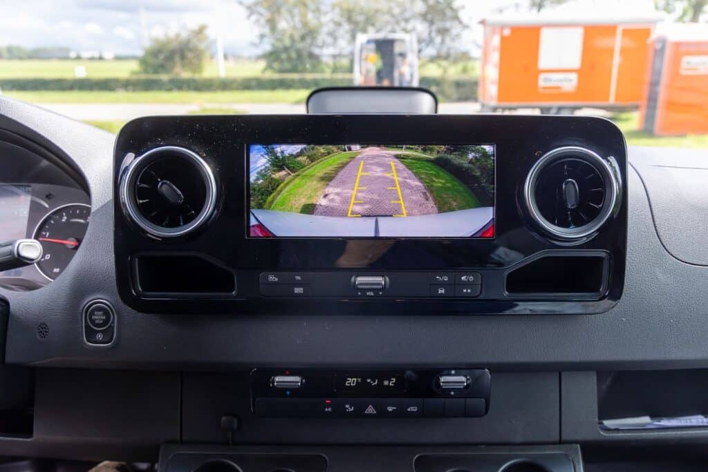 Achteruitrijcamera-display in een commercieel voertuig voor beter zicht en veiligheid